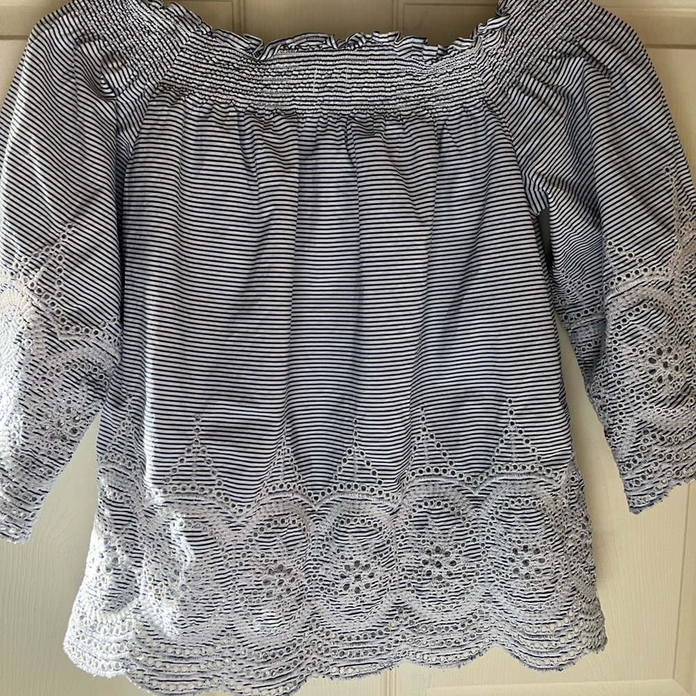 Crown & Ivy embroidered top size PS